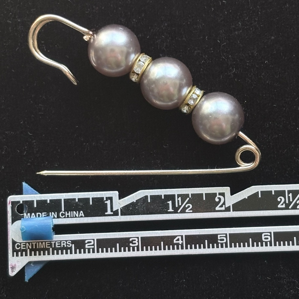 Nordstrom Grey Pearl Brooch with Gold Pin & Gold Gemstone Accents